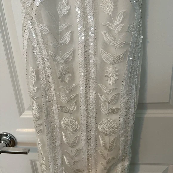 Elegant White Floral Embellished Dress - Picture 4 of 7